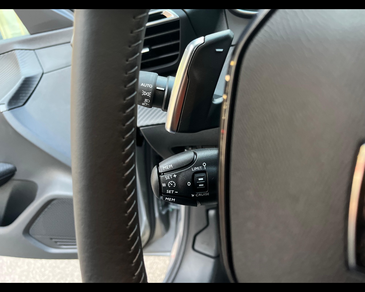 Foto PEUGEOT 208 1.2 hybrid Style 100cv e-dcs 6