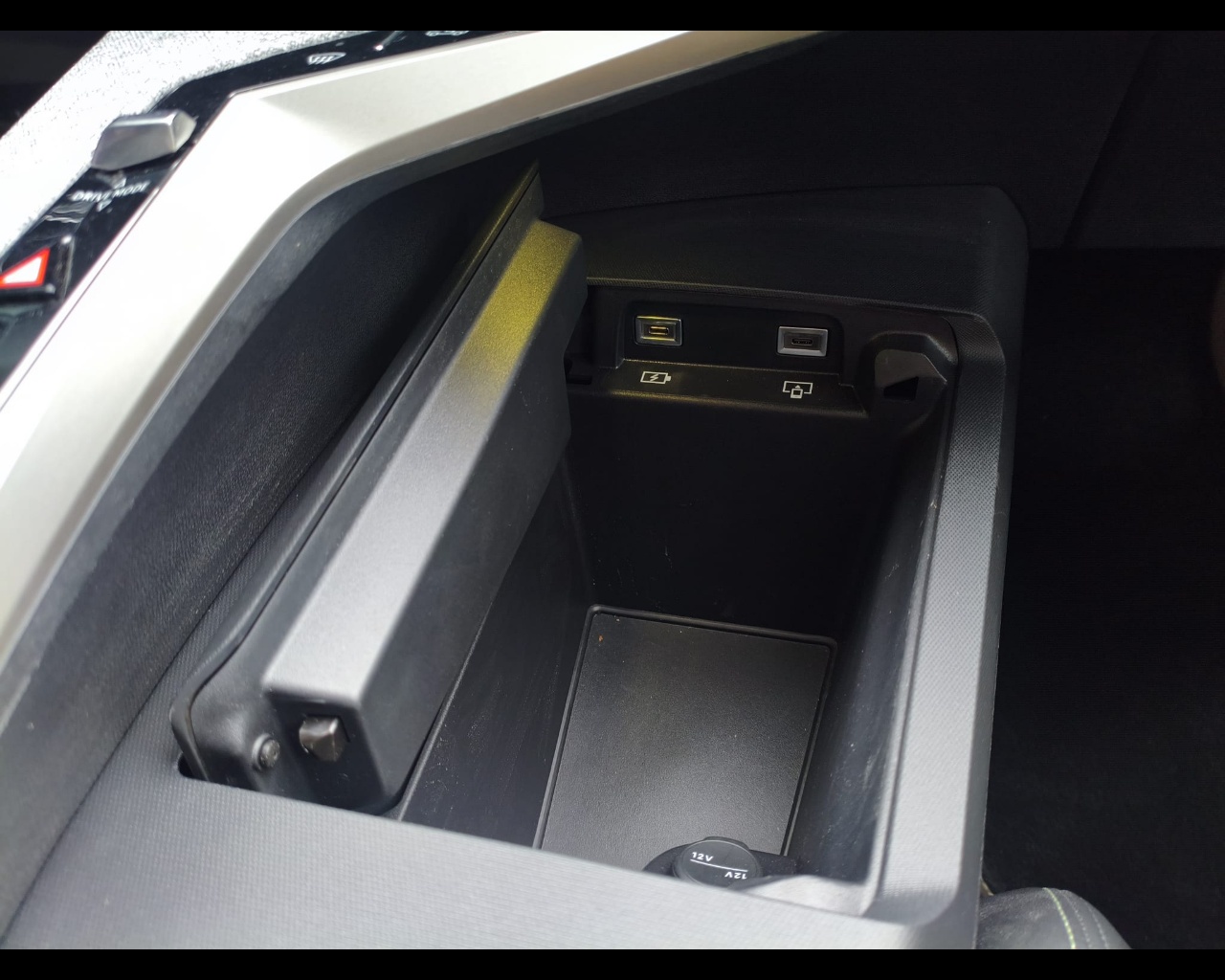 Foto PEUGEOT 3008 1.2 hybrid GT 145cv e-dcs6