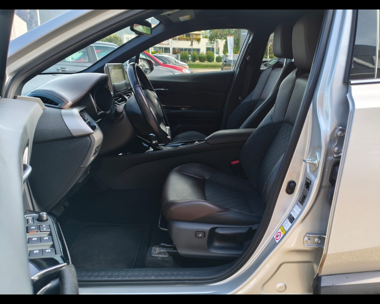 Foto TOYOTA C-HR 1.8h Lounge 2wd e-cvt