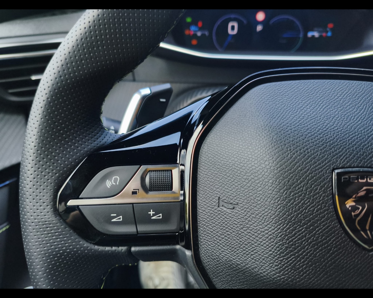 Foto PEUGEOT 208 1.2 hybrid GT 110cv e-dcs 6