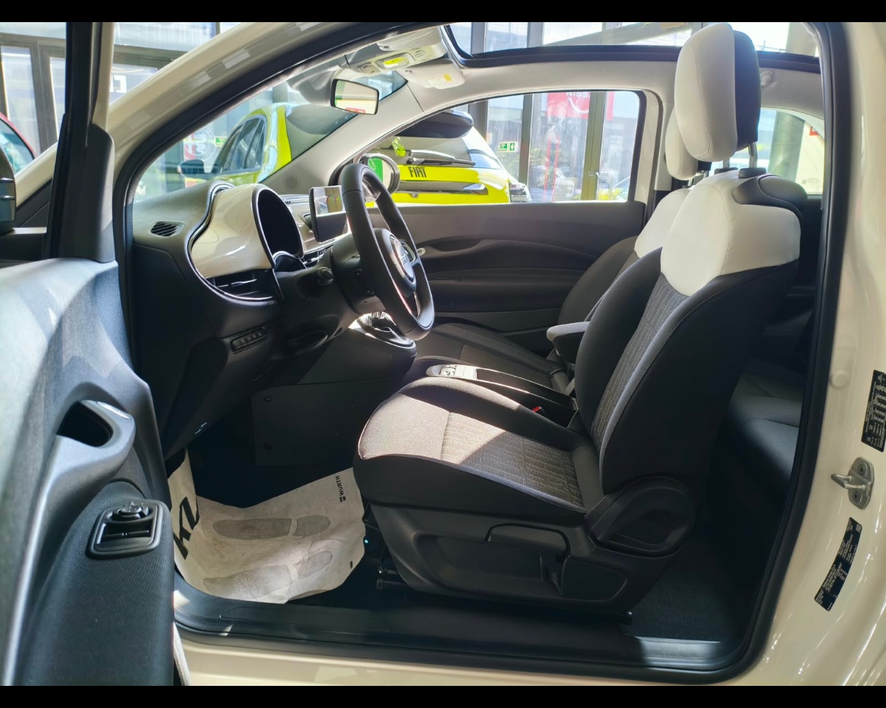 Foto FIAT 500 Hybrid Cabrio Icon 1.0 Hybrid Cabrio