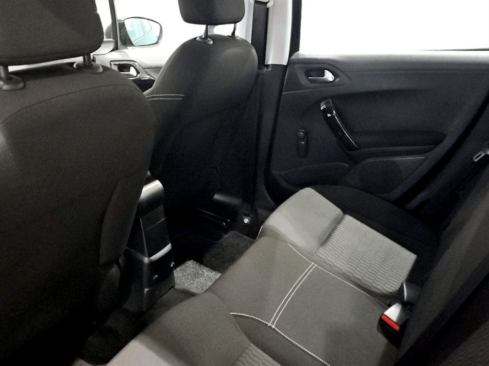 PEUGEOT 208 5p 1.2 puretech Allure 82cv Benzina Usato - 10