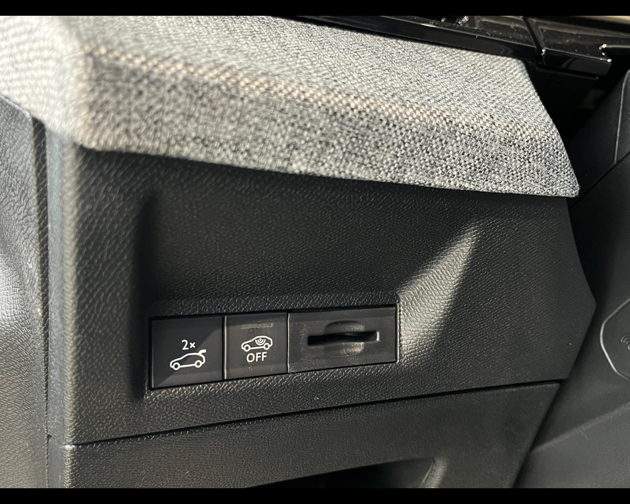 Foto PEUGEOT 3008 1.2 hybrid GT 136cv e-dcs6