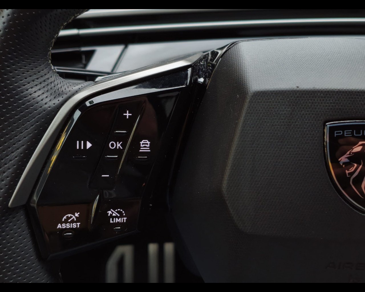 Foto PEUGEOT 3008 1.2 hybrid GT 145cv e-dcs6