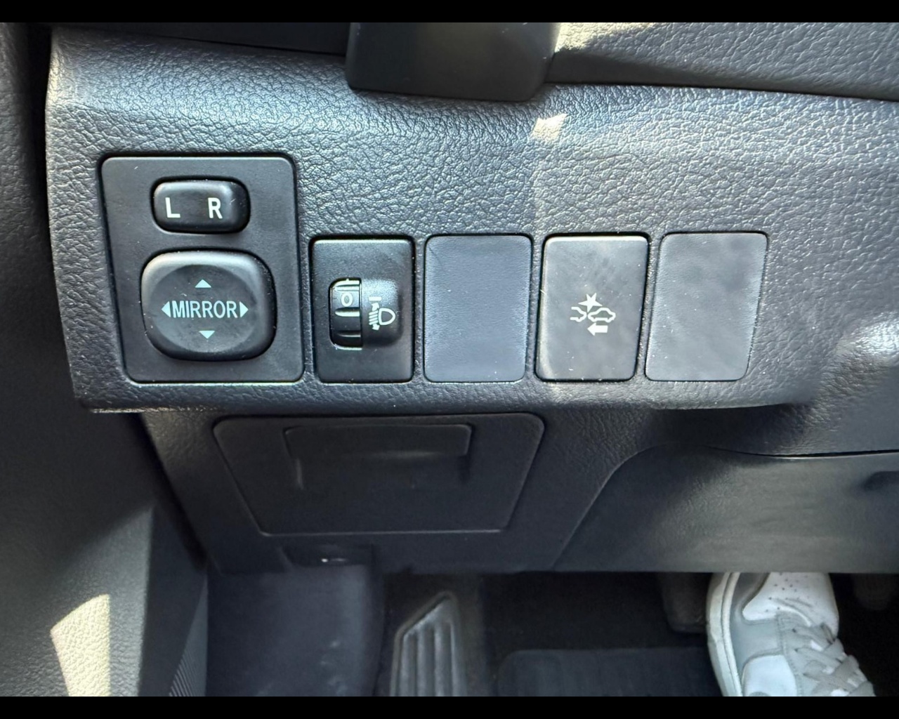 Foto TOYOTA Auris 1.8h Lounge cvt my17