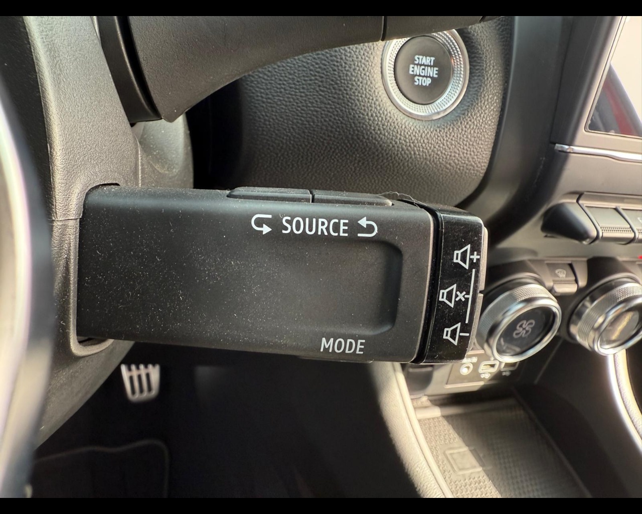 Foto RENAULT Captur 1.6 E-Tech hybrid Intens 145cv auto