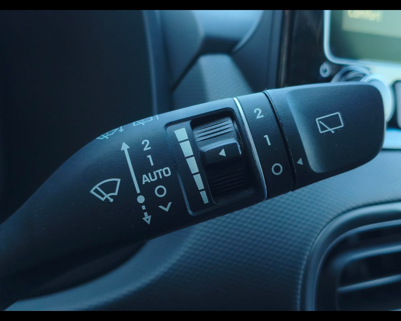 Foto HYUNDAI Kona 1.0 t-gdi 48V Xline Style Pack 2wd 120cv imt