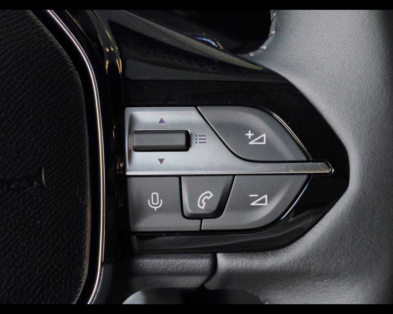 Foto PEUGEOT 308 1.2 hybrid Allure 145cv e-dcs 6