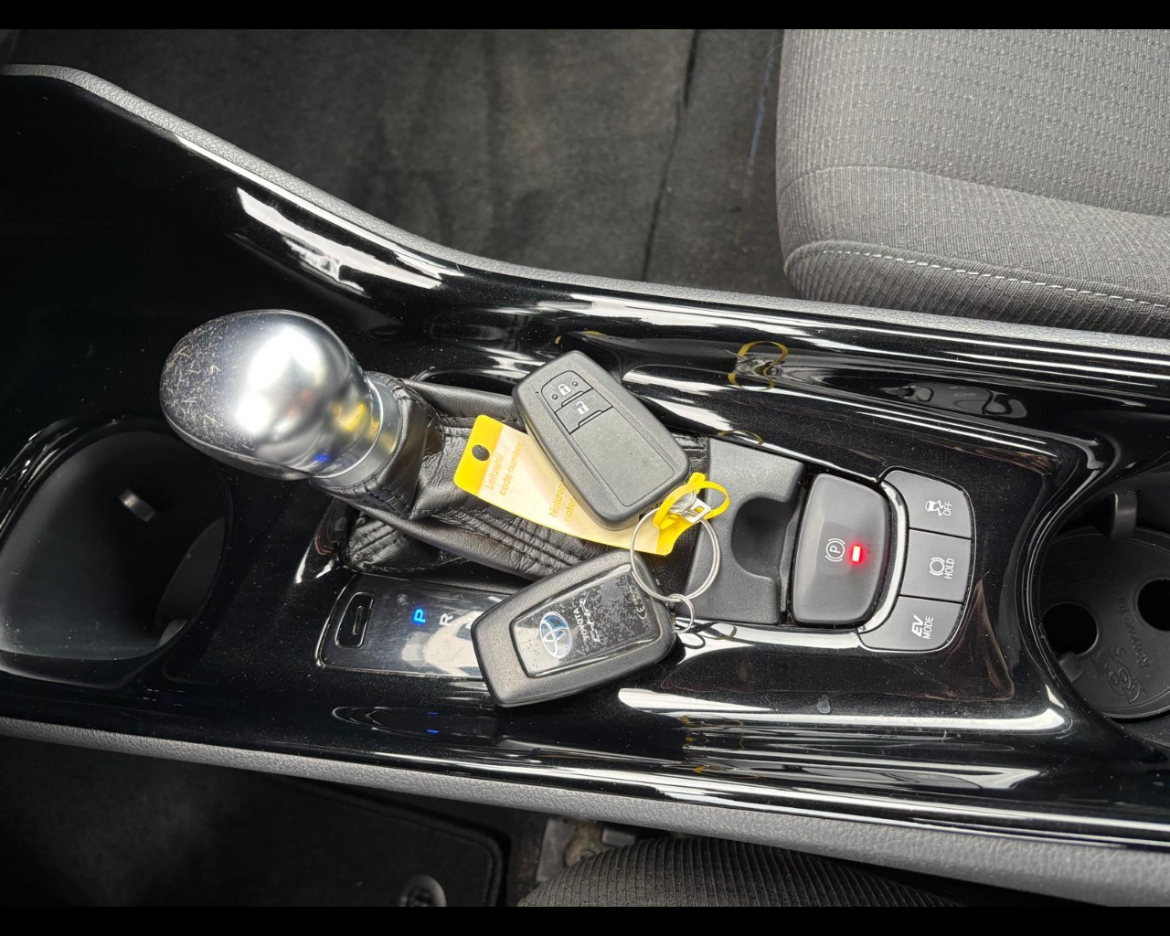 Foto TOYOTA C-HR 1.8h Trend 2wd e-cvt