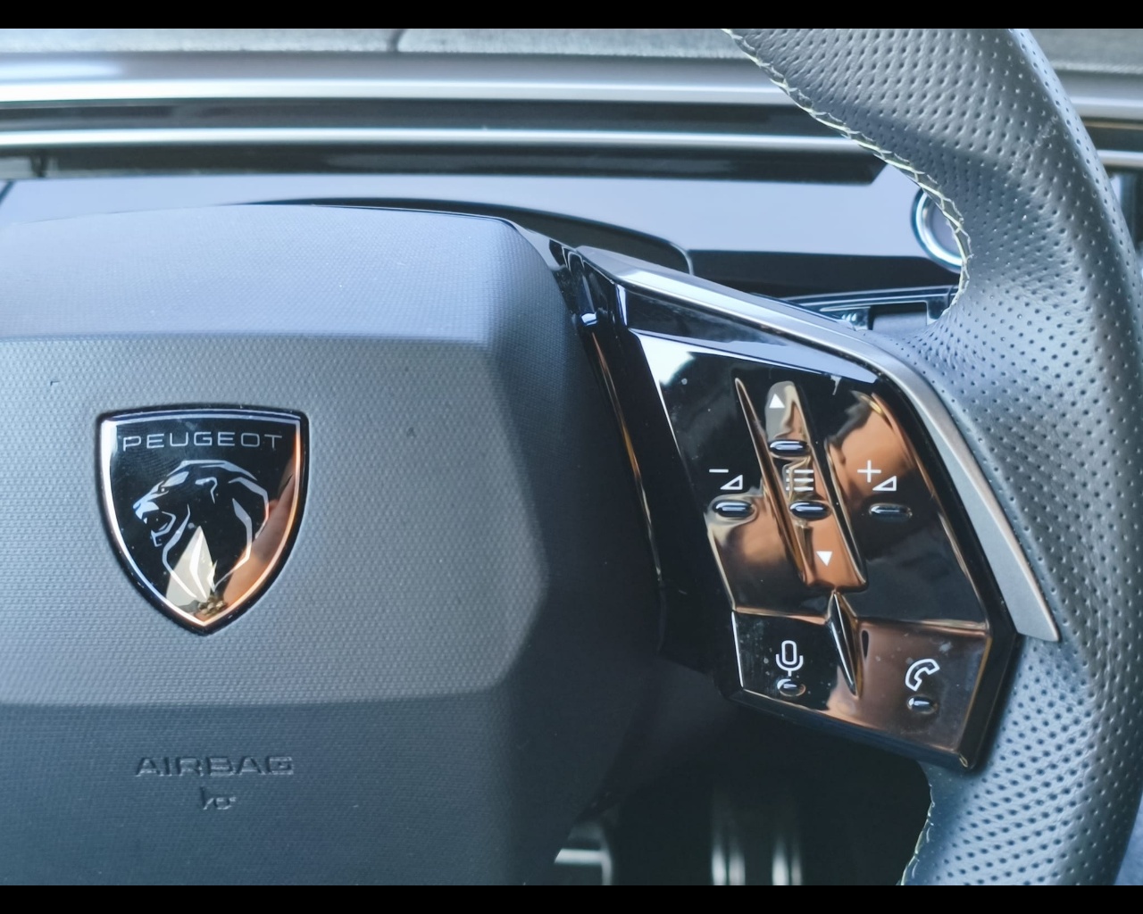 Foto PEUGEOT 3008 1.2 hybrid GT 145cv e-dcs6