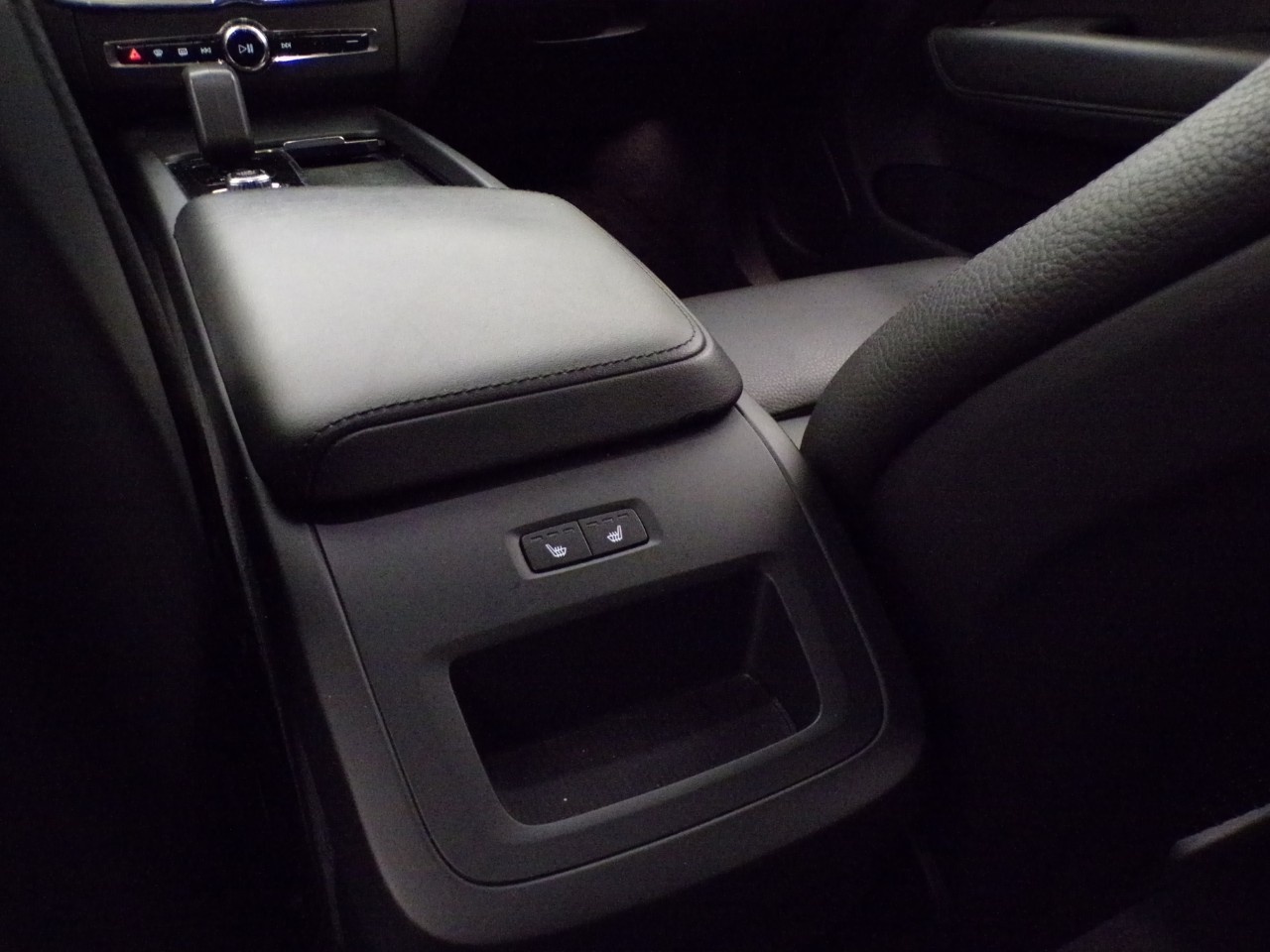 Volvo  XC60 N1 2.0 B4 d Plus Dark auto - 16