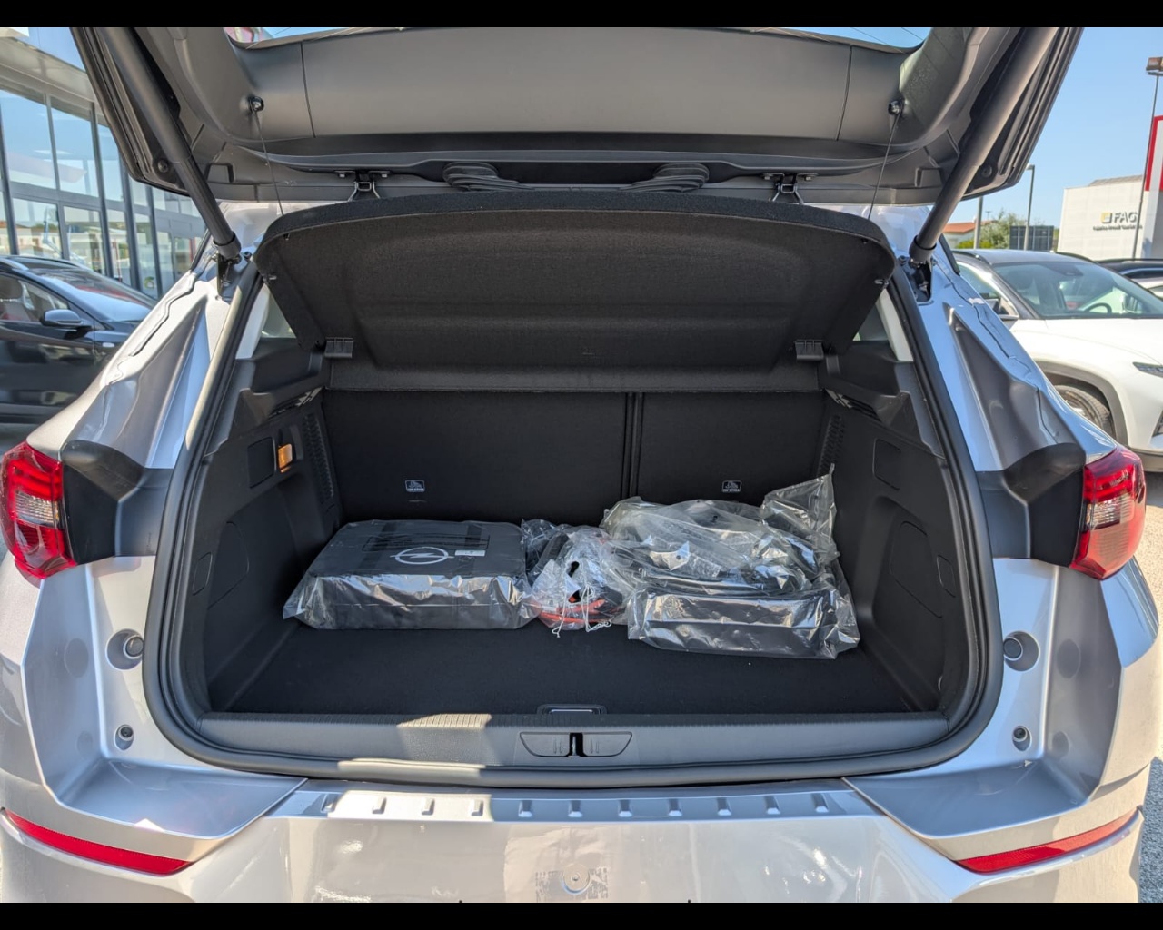 Foto OPEL Grandland 1.6 phev Business Elegance fwd 225cv auto