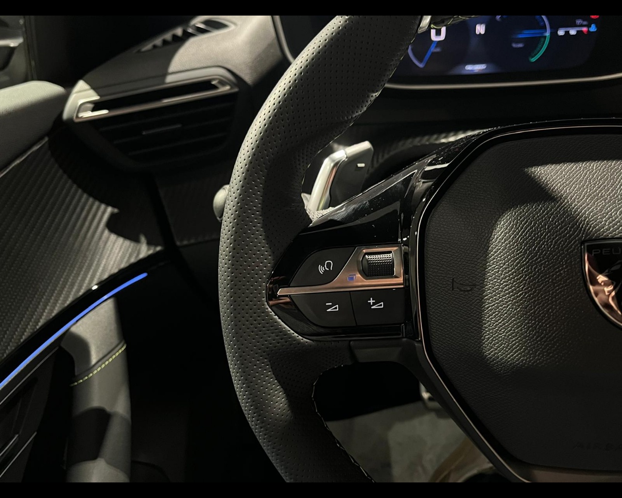 Foto PEUGEOT 2008 1.2 hybrid GT 136cv e-dcs6