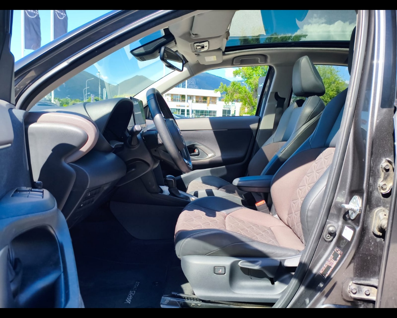 Foto TOYOTA Yaris Cross 1.5h Lounge fwd 116cv e-cvt