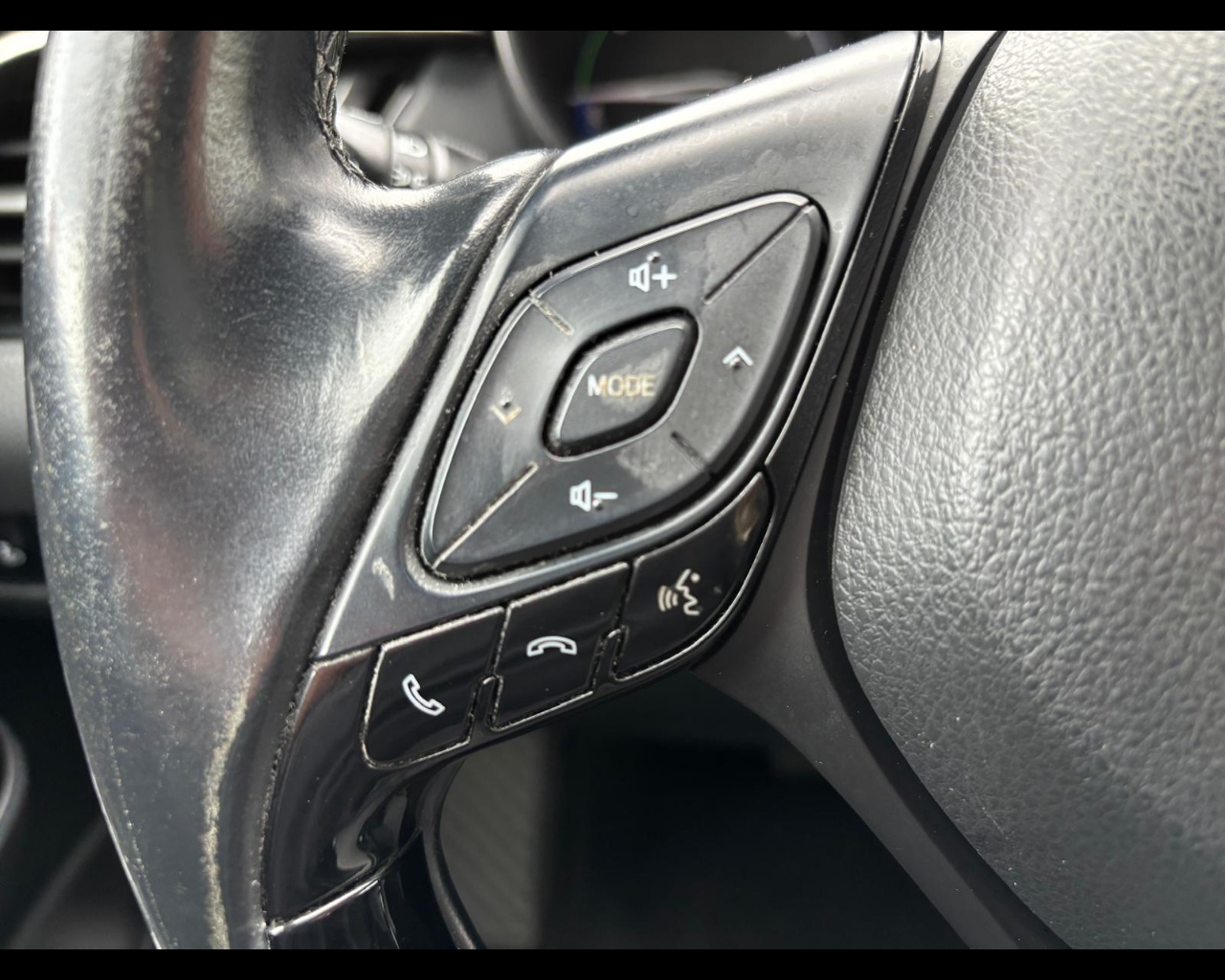 Foto TOYOTA C-HR 1.8h Trend 2wd e-cvt