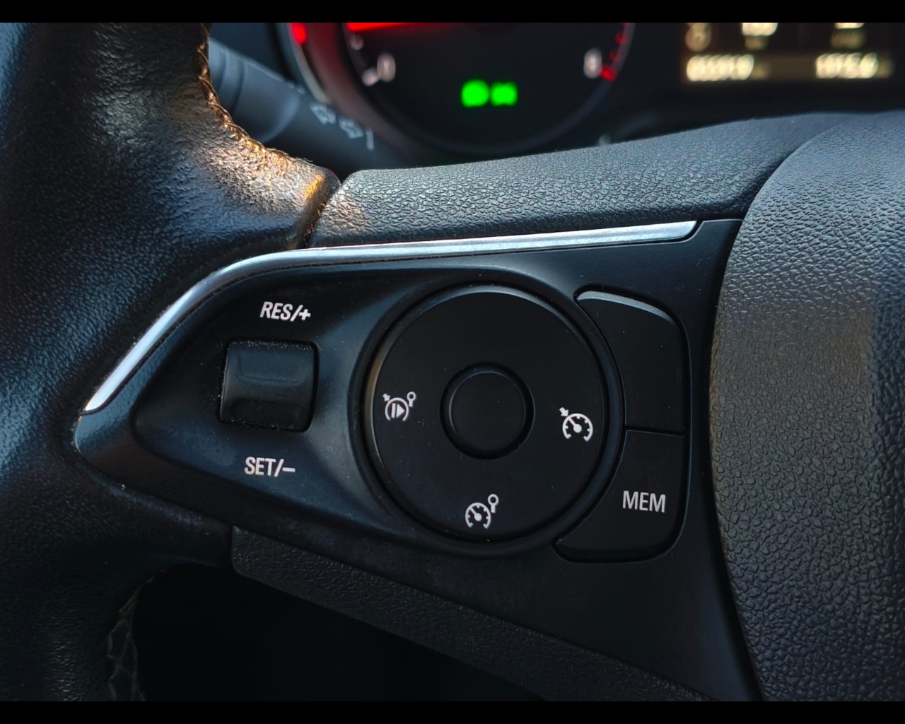 Foto OPEL Crossland 1.2 Elegance s&s 83cv