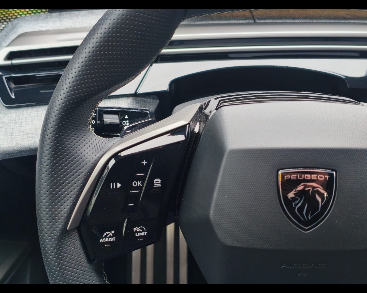 Foto PEUGEOT 3008 1.2 hybrid GT 145cv e-dcs6