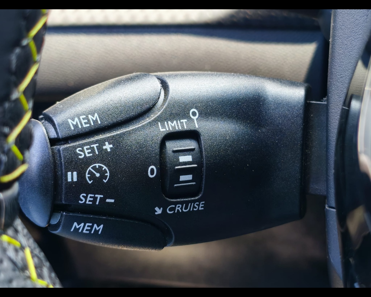 Foto PEUGEOT 2008 54 kWh GT