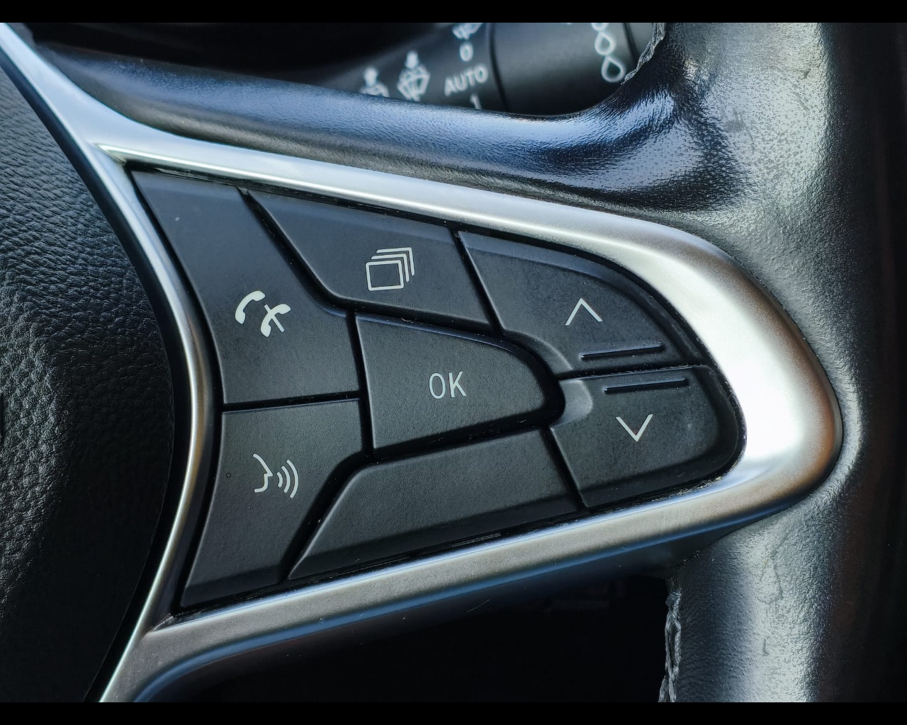 Foto RENAULT Clio 1.6 E-Tech hybrid Zen 140cv auto 