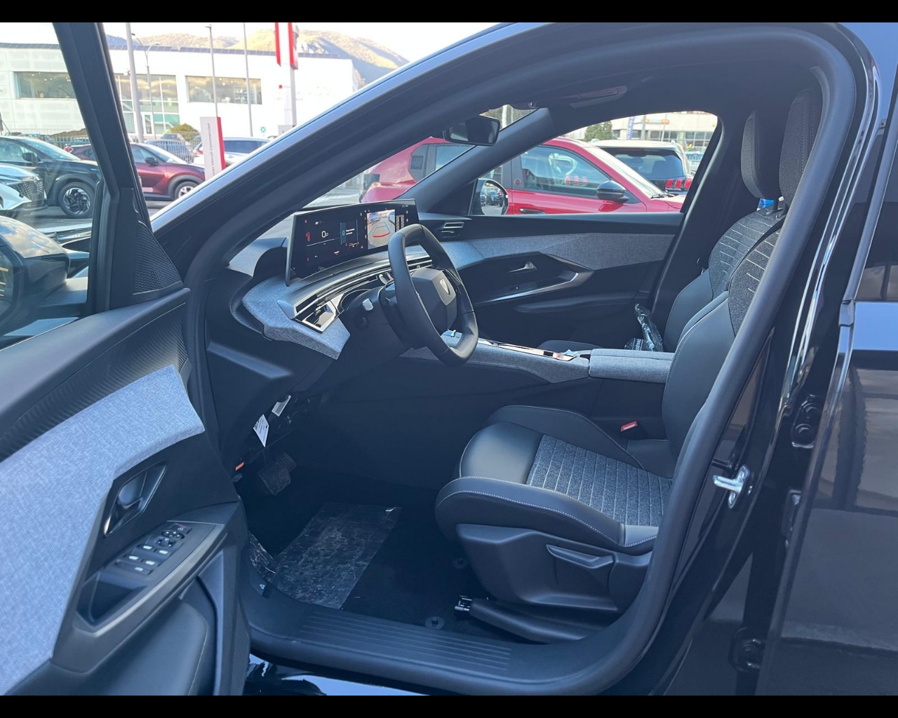 Foto PEUGEOT 5008 1.2 hybrid Allure 136cv e-dcs6