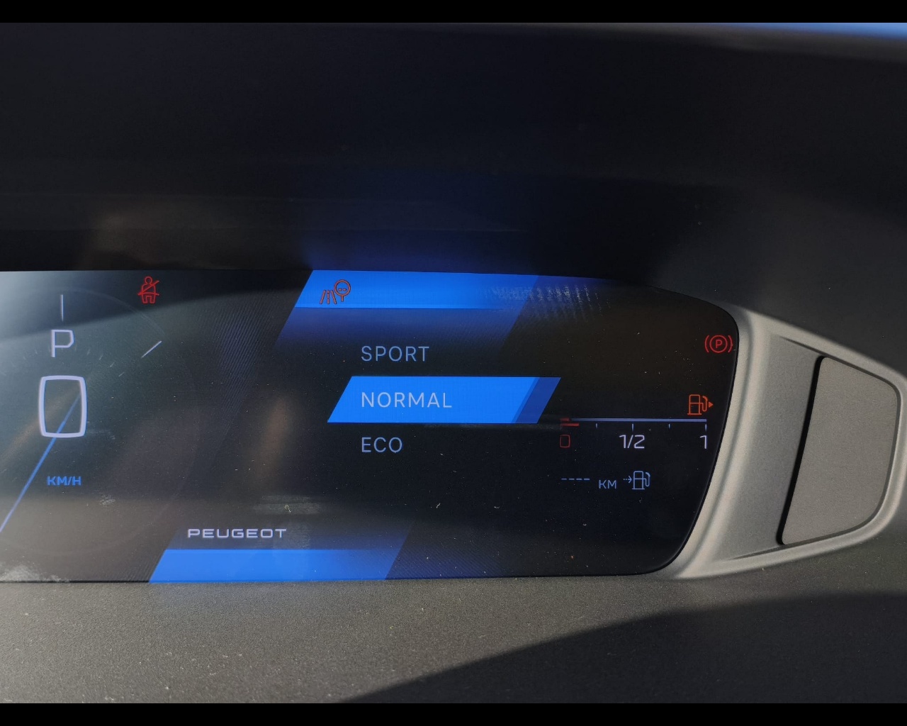 Foto PEUGEOT 408 1.2 hybrid Allure 136cv e-dsc6