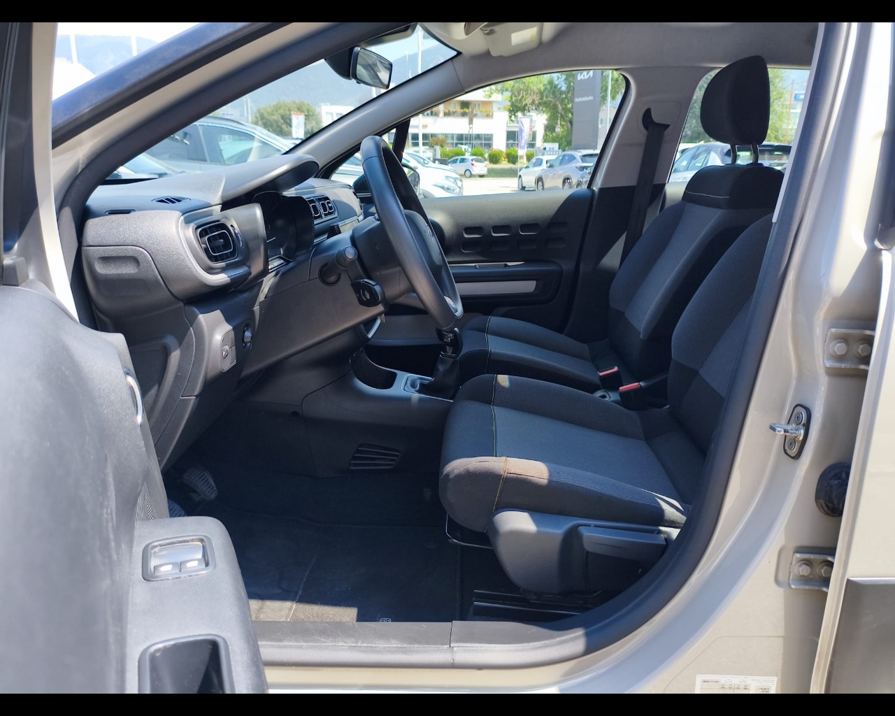 Foto CITROEN C3 1.2 puretech C-Series s&s 83cv neopatentati