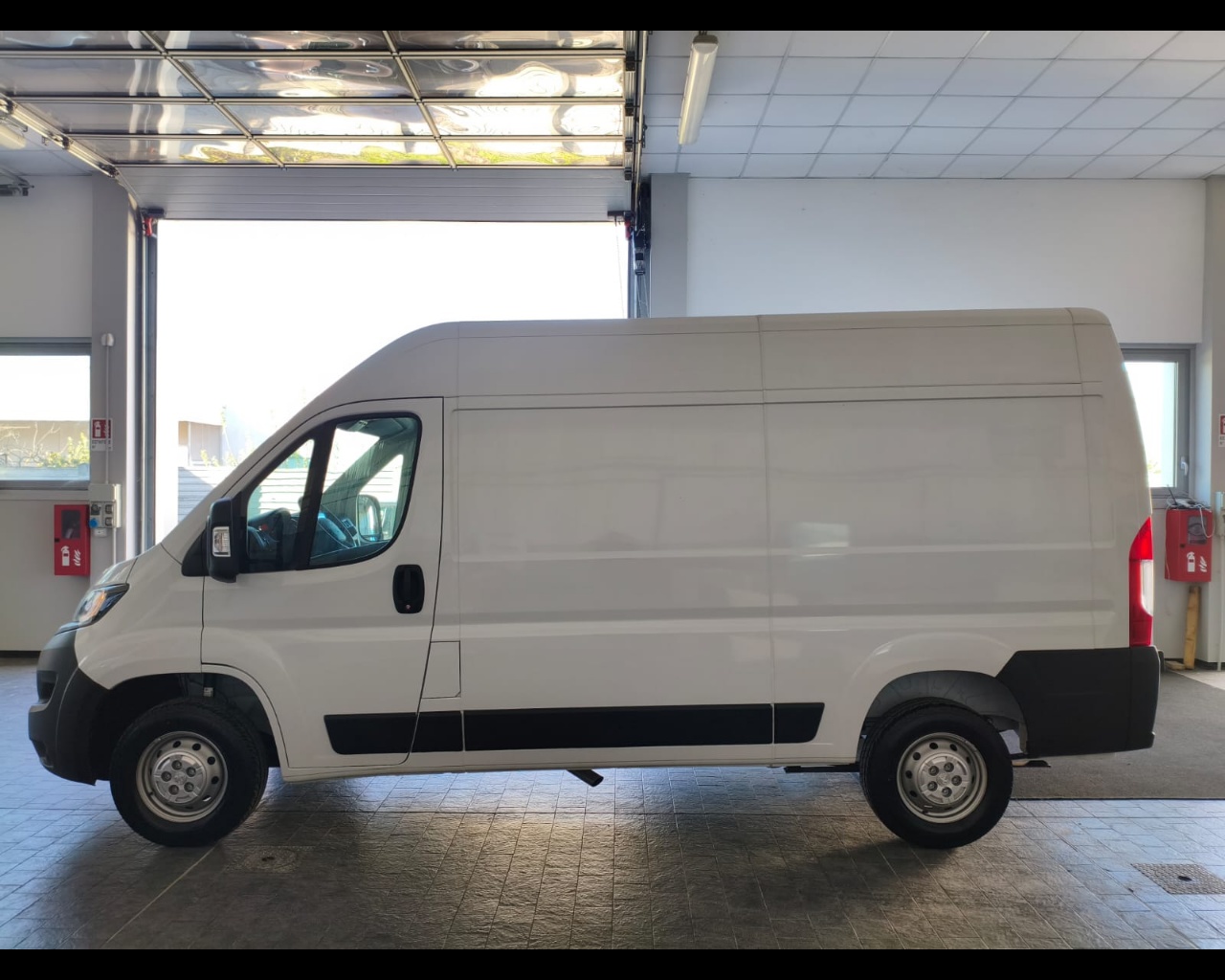 Foto PEUGEOT Boxer Furgone 333 L2 H2 BlueHDi 140 S&S
