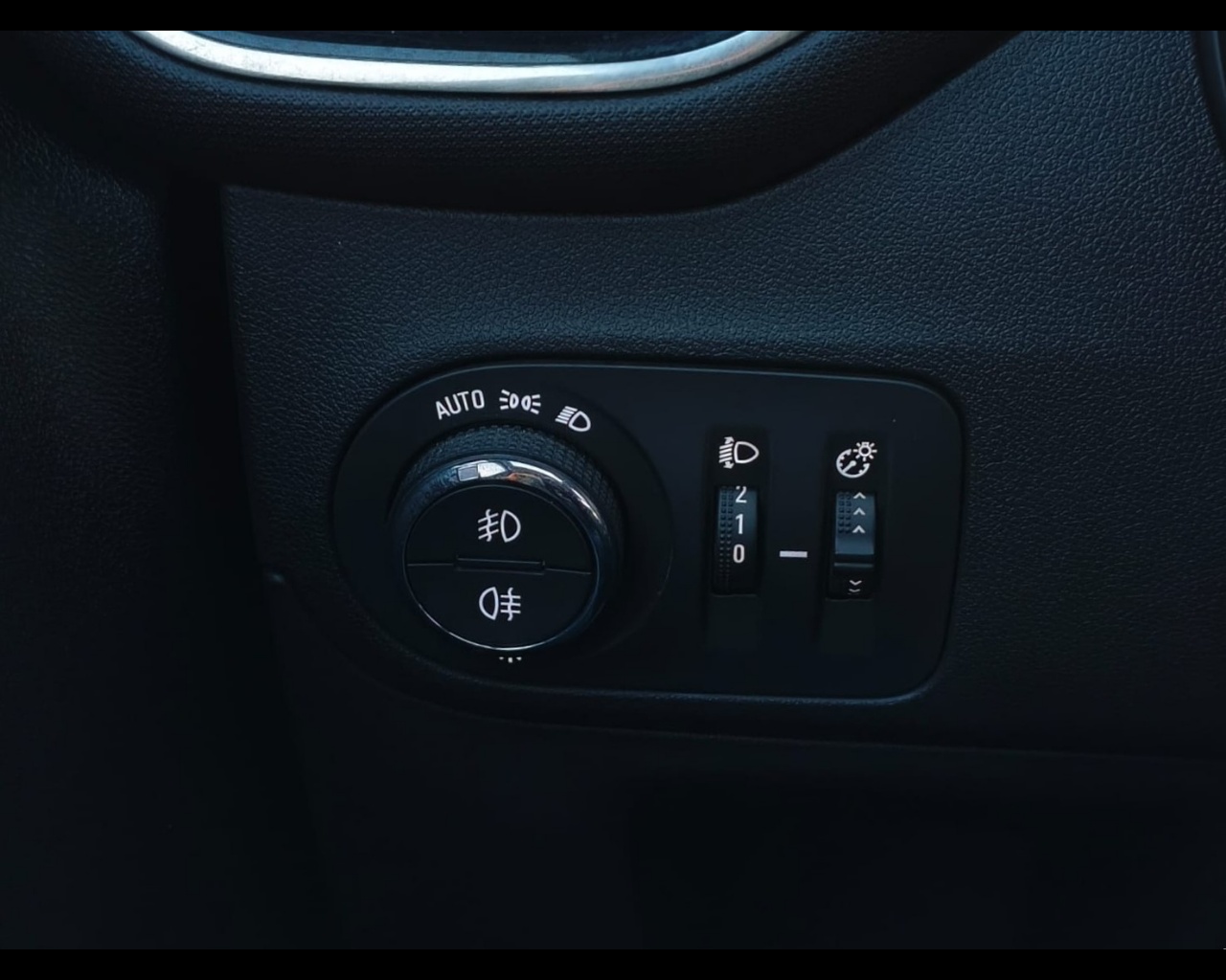 Foto OPEL Crossland 1.2 Elegance s&s 83cv