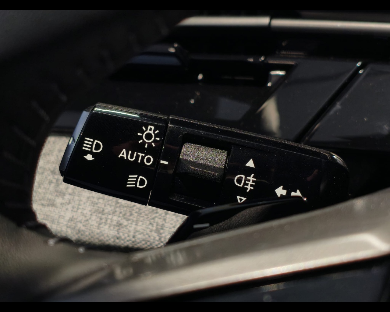 Foto PEUGEOT 5008 1.2 hybrid Allure 145cv e-dcs6