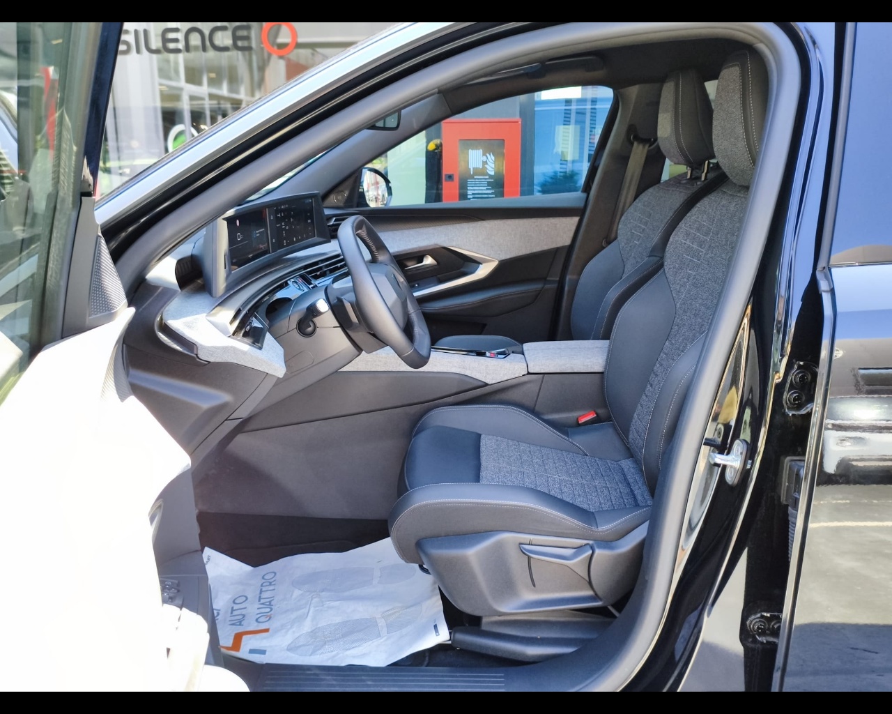 Foto PEUGEOT 5008 1.2 hybrid Allure 136cv e-dcs6