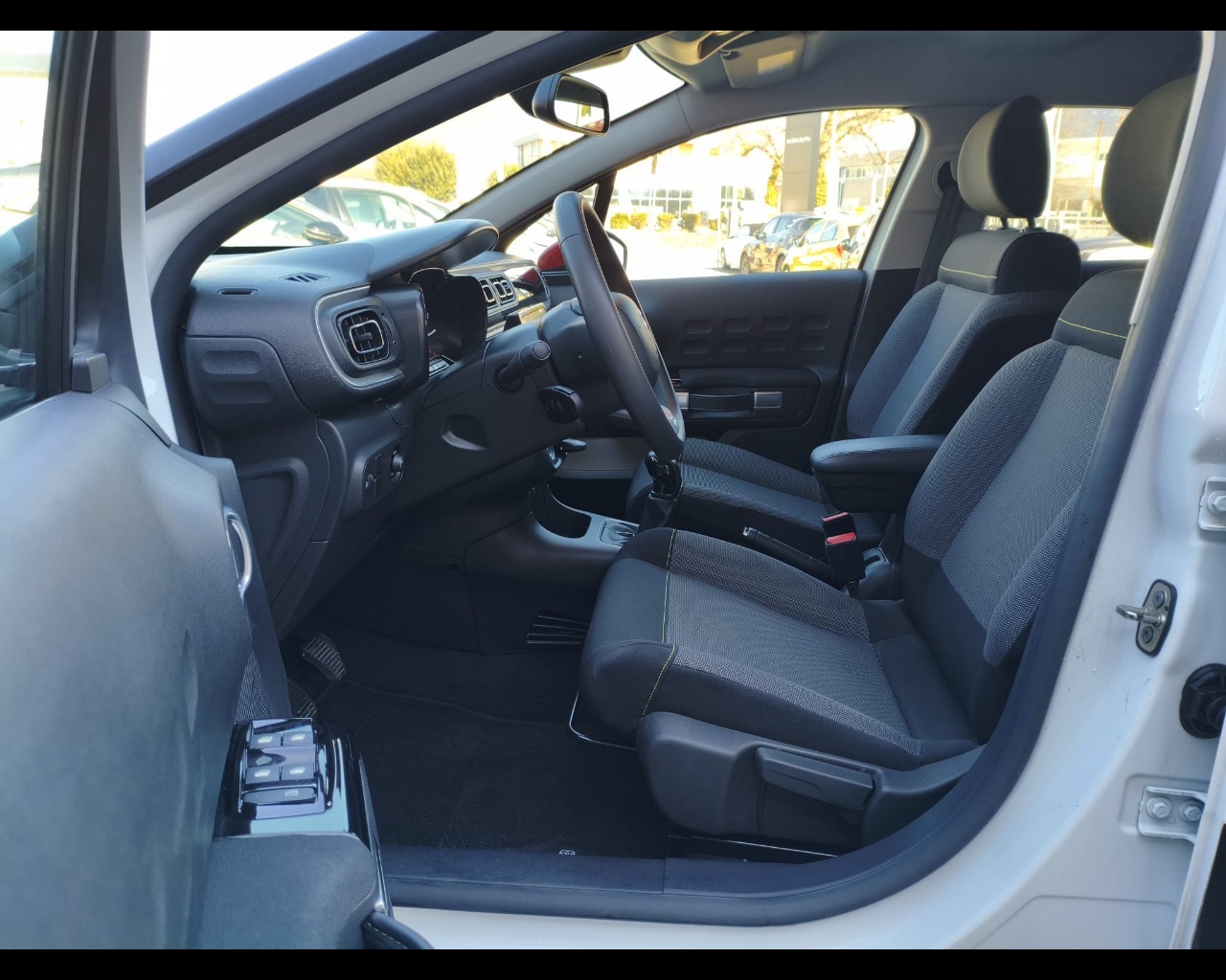 Foto CITROEN C3 1.2 puretech Shine s&s 83cv neopatentati