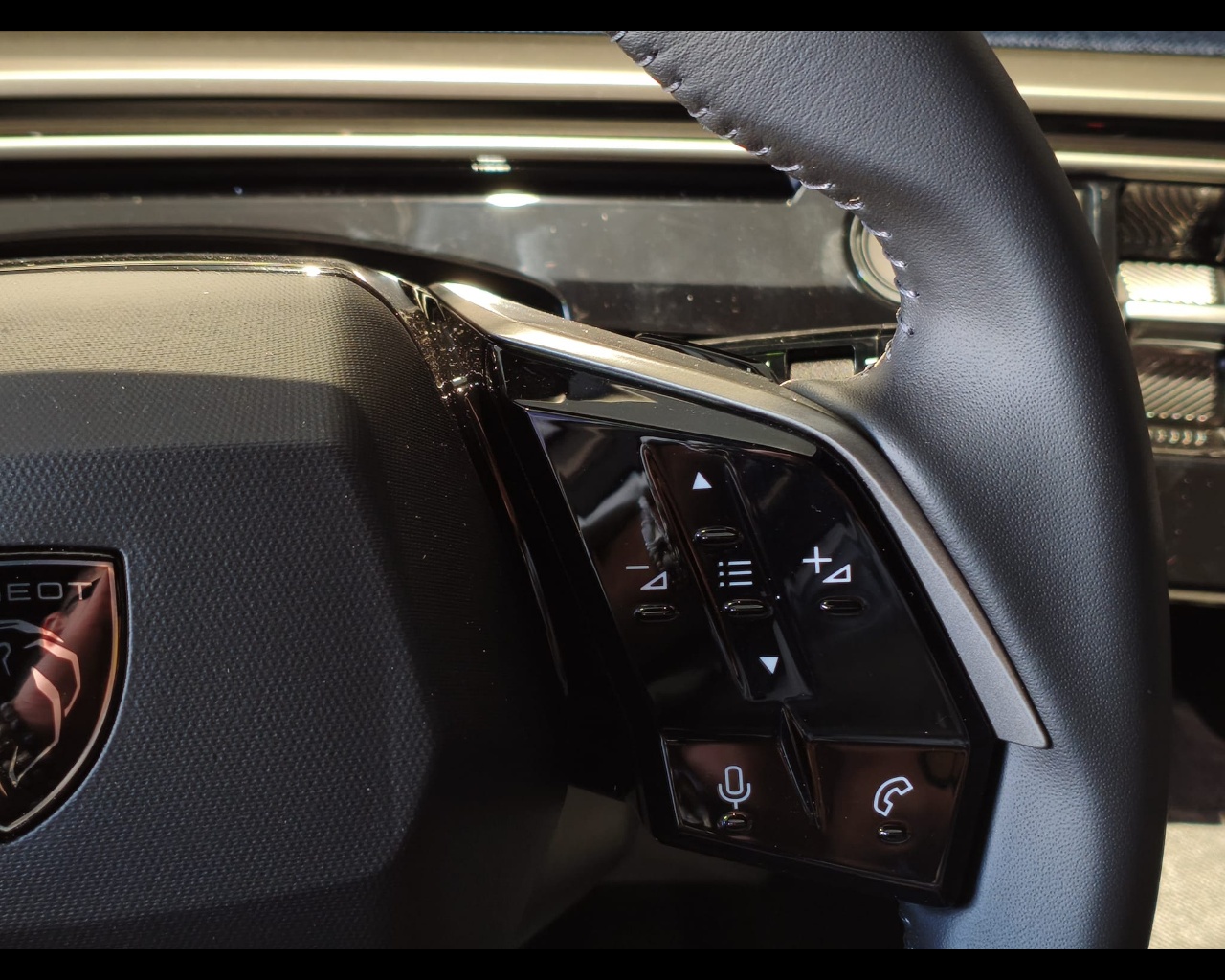 Foto PEUGEOT 5008 1.2 hybrid Allure 145cv e-dcs6