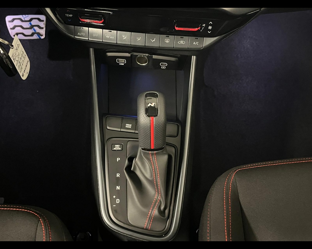 Foto HYUNDAI I20 PE MY25 1.0T DCT NLINE CARBON