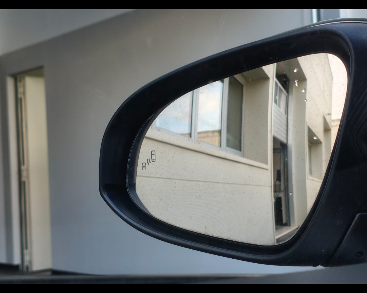 Foto TOYOTA C-HR 1.8h Lounge 2wd e-cvt