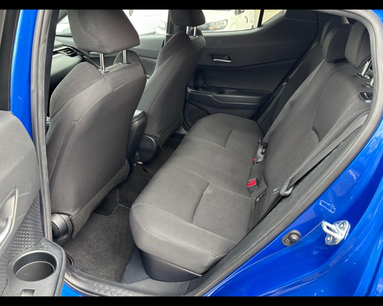 Foto TOYOTA C-HR 1.8h Trend 2wd e-cvt