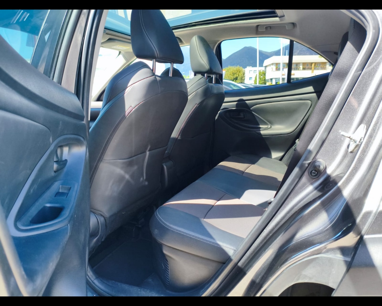 Foto TOYOTA Yaris Cross 1.5h Lounge fwd 116cv e-cvt