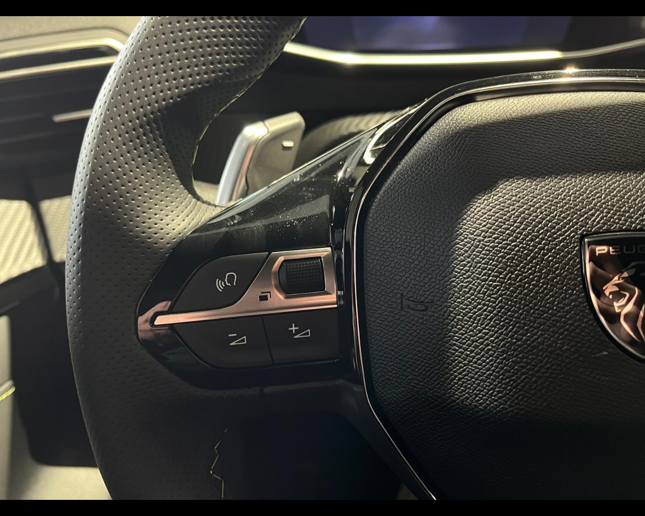 Foto PEUGEOT 208 1.2 hybrid GT 136cv e-dcs 6