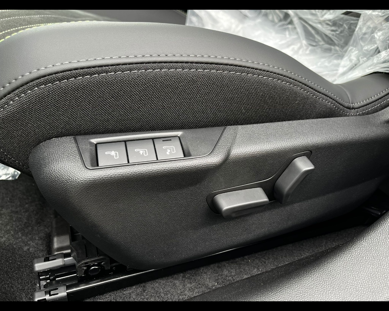 Foto PEUGEOT 208 1.2 hybrid GT 136cv e-dcs 6