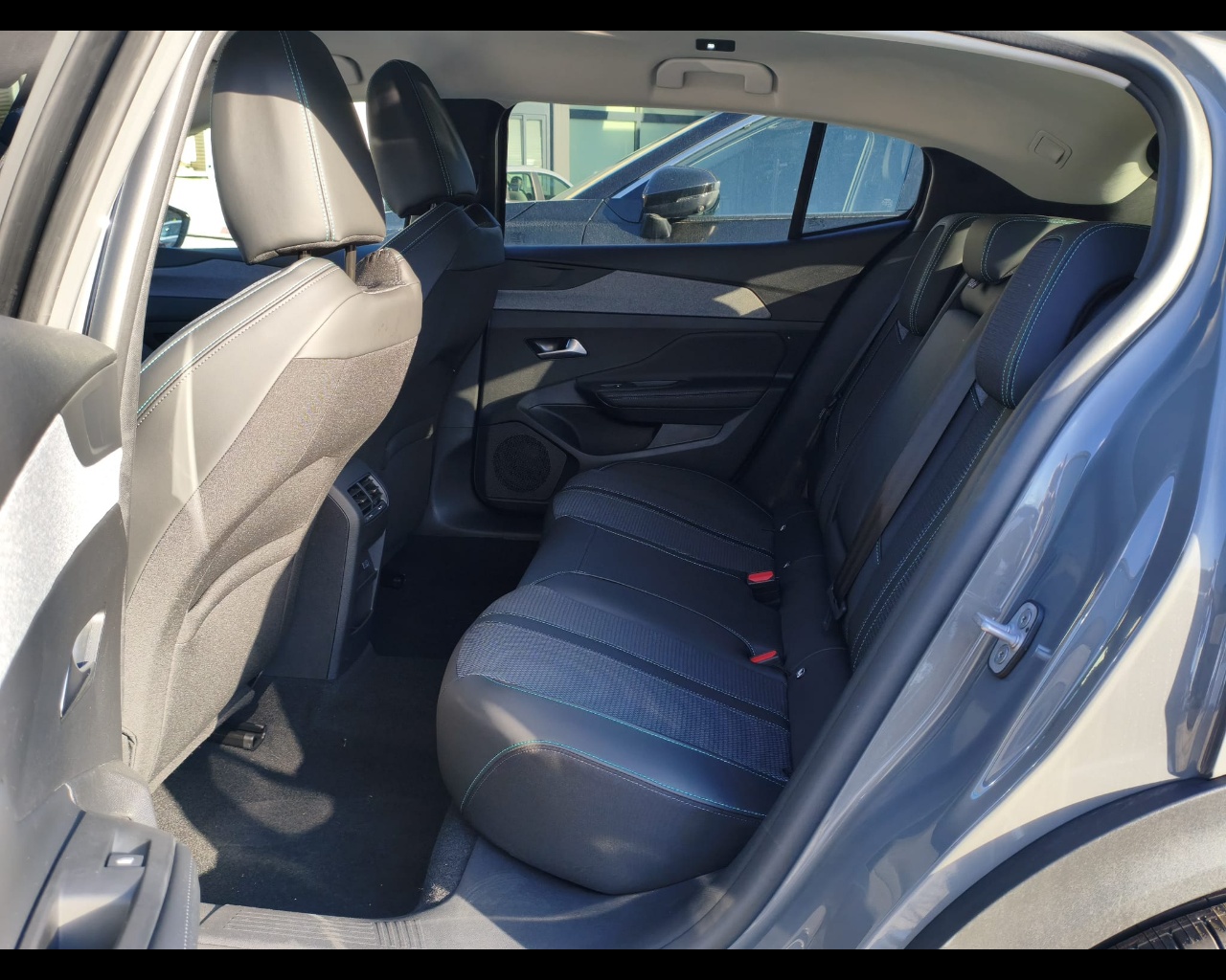 Foto PEUGEOT 408 1.2 hybrid Allure 136cv e-dsc6