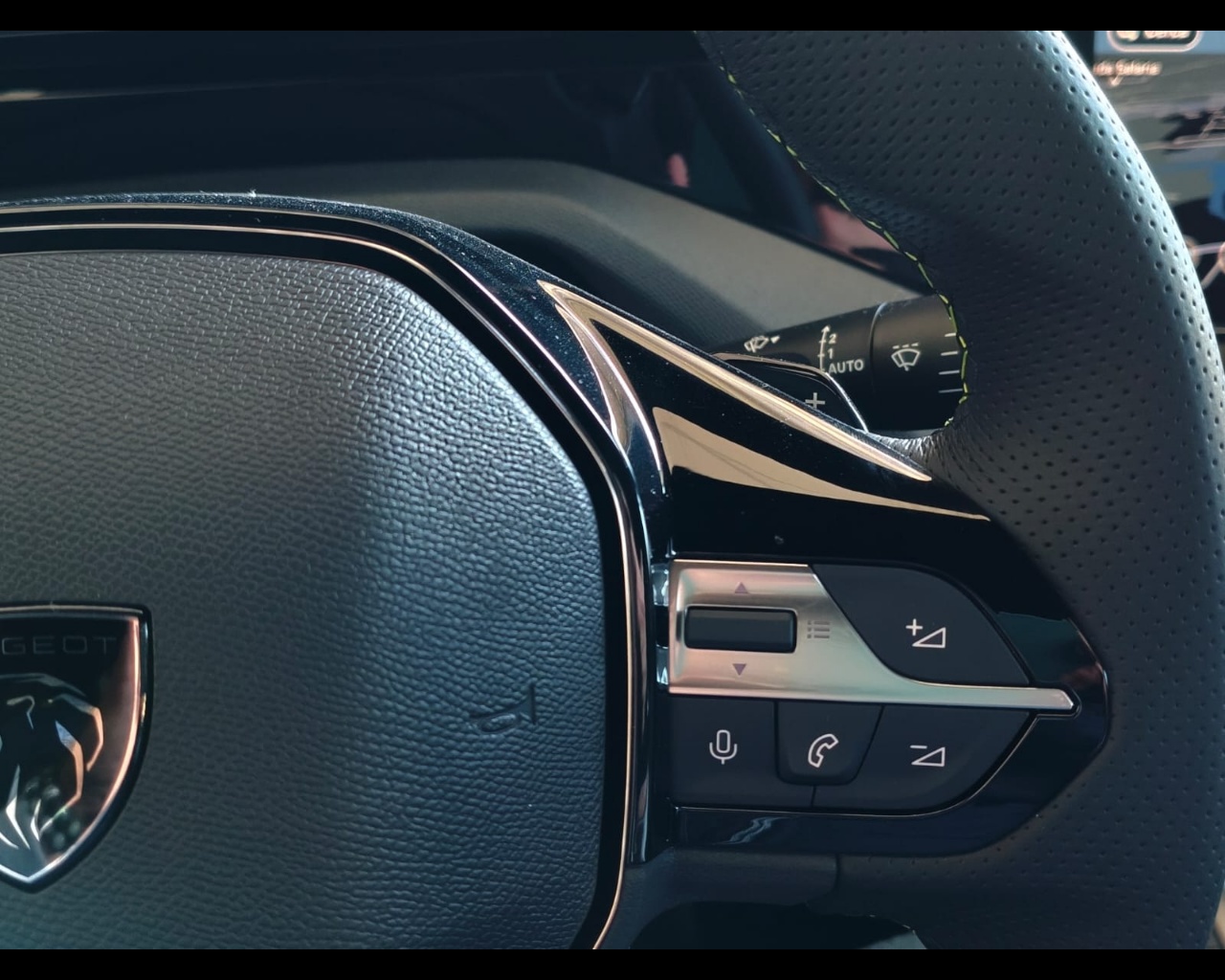 Foto PEUGEOT 408 1.2 hybrid GT 136cv e-dsc6