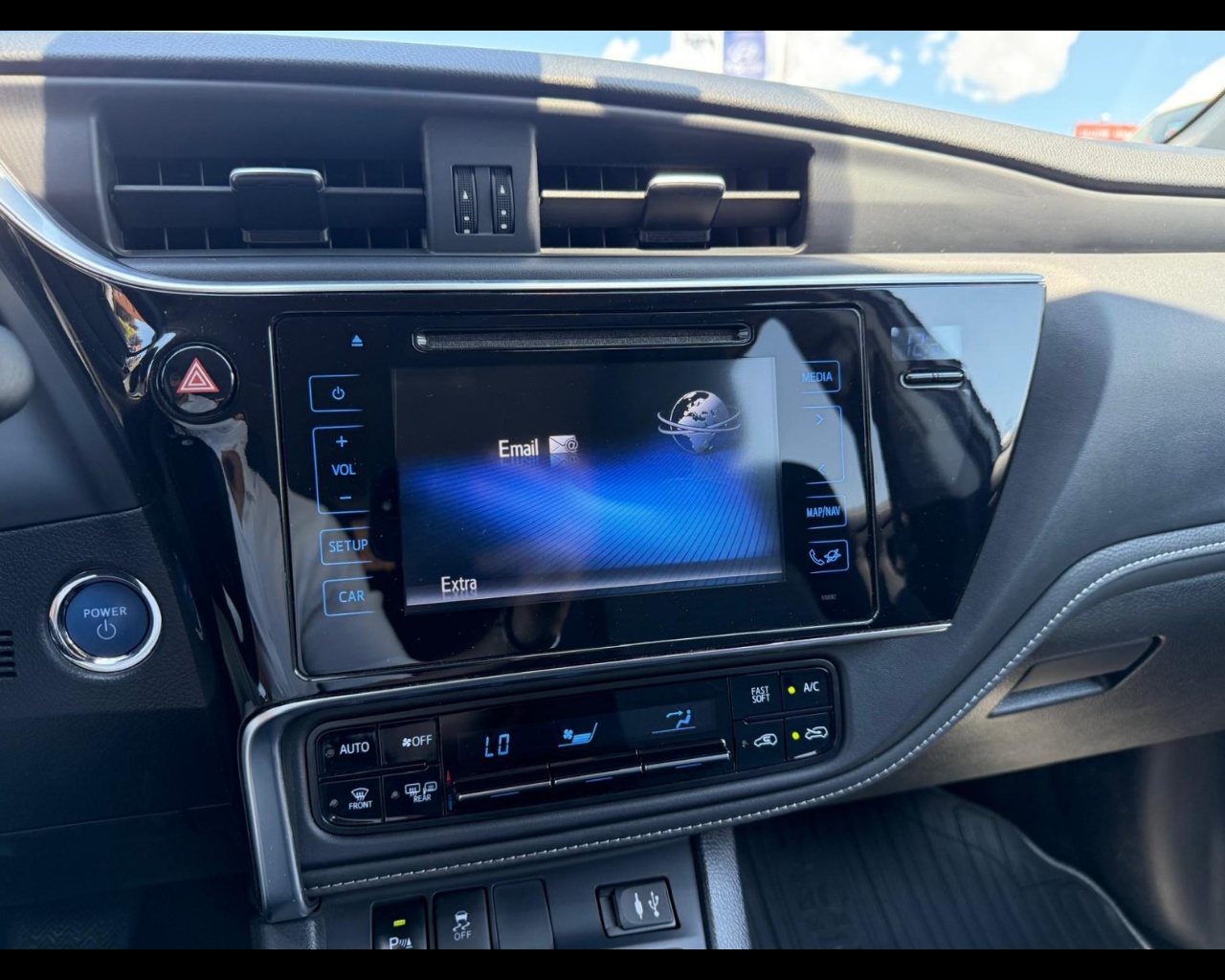 Foto TOYOTA Auris 1.8h Lounge cvt my17