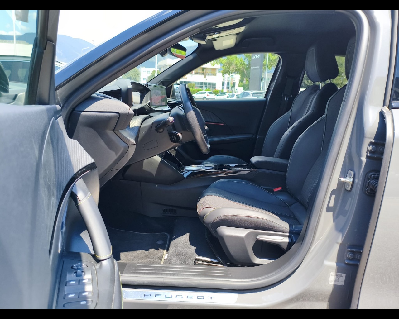 Foto PEUGEOT 2008 54 kWh GT