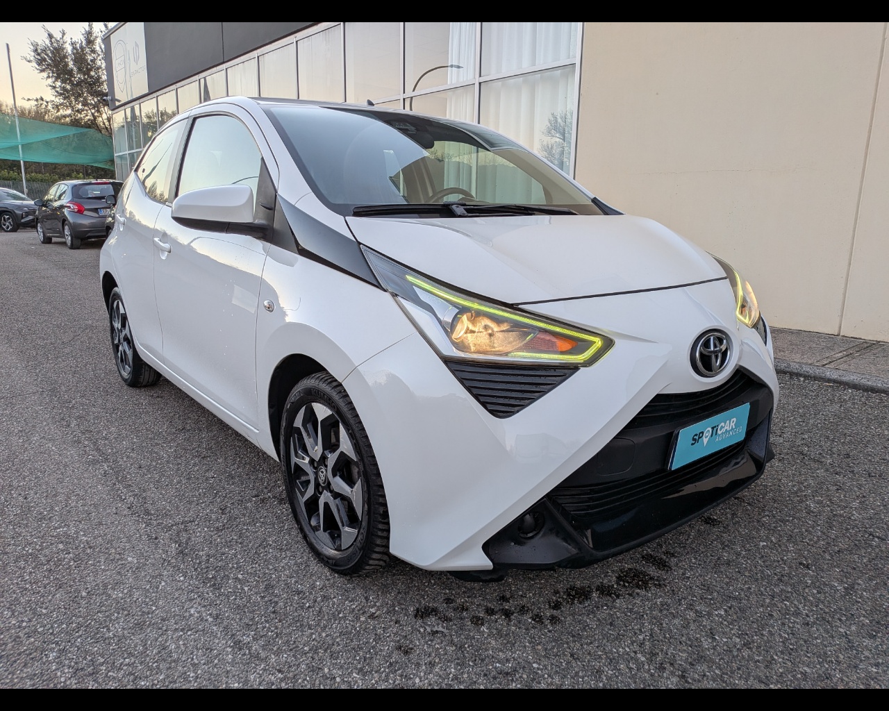 Foto TOYOTA Aygo 5p 1.0 x-cool m-mt 72cv