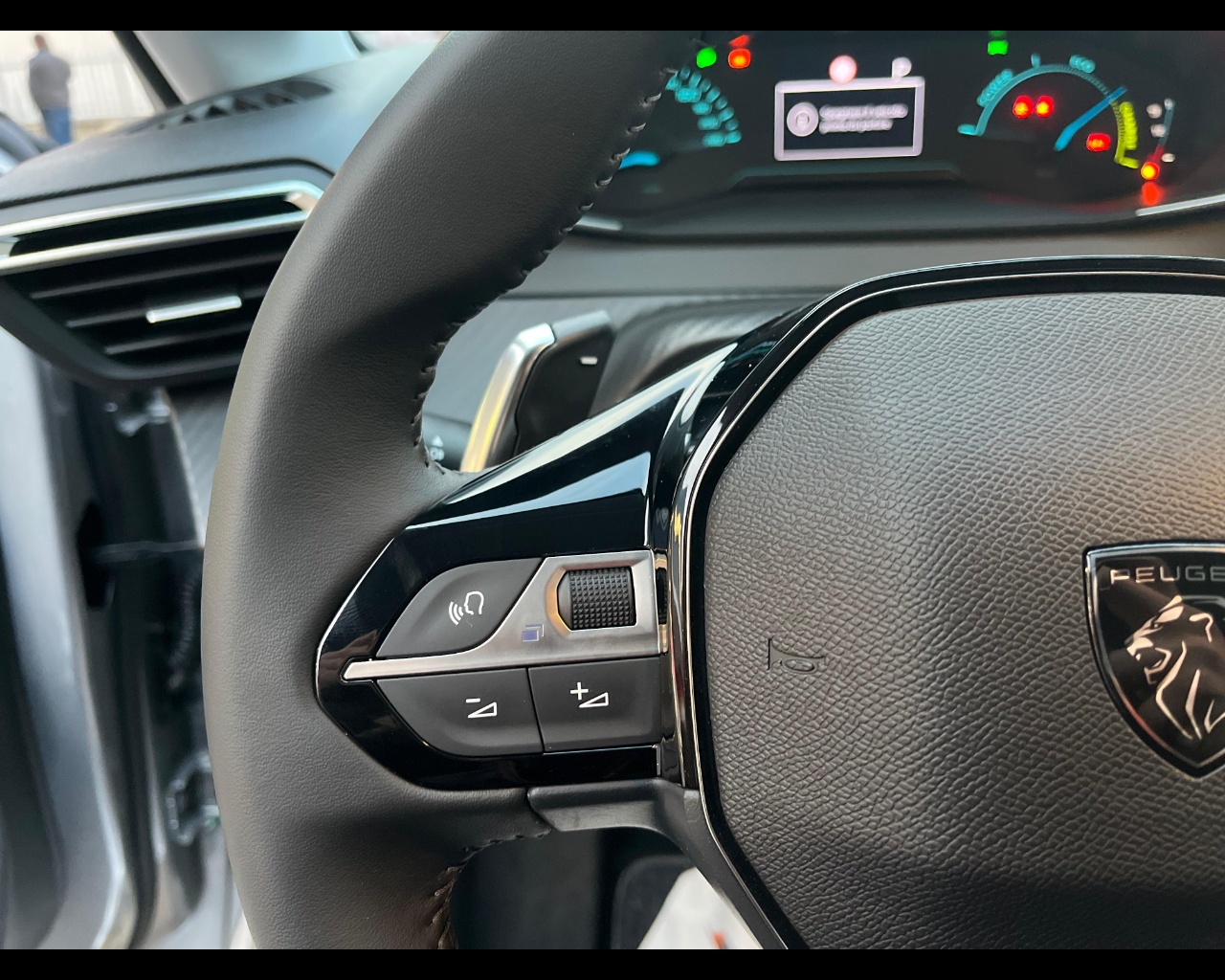 Foto PEUGEOT 208 1.2 hybrid Style 100cv e-dcs 6