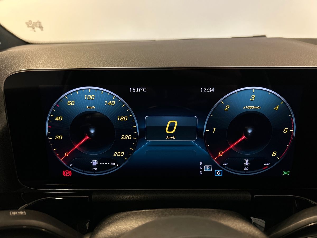 Mercedes GLA GLA 180 D Premium 8G-DCT - 13