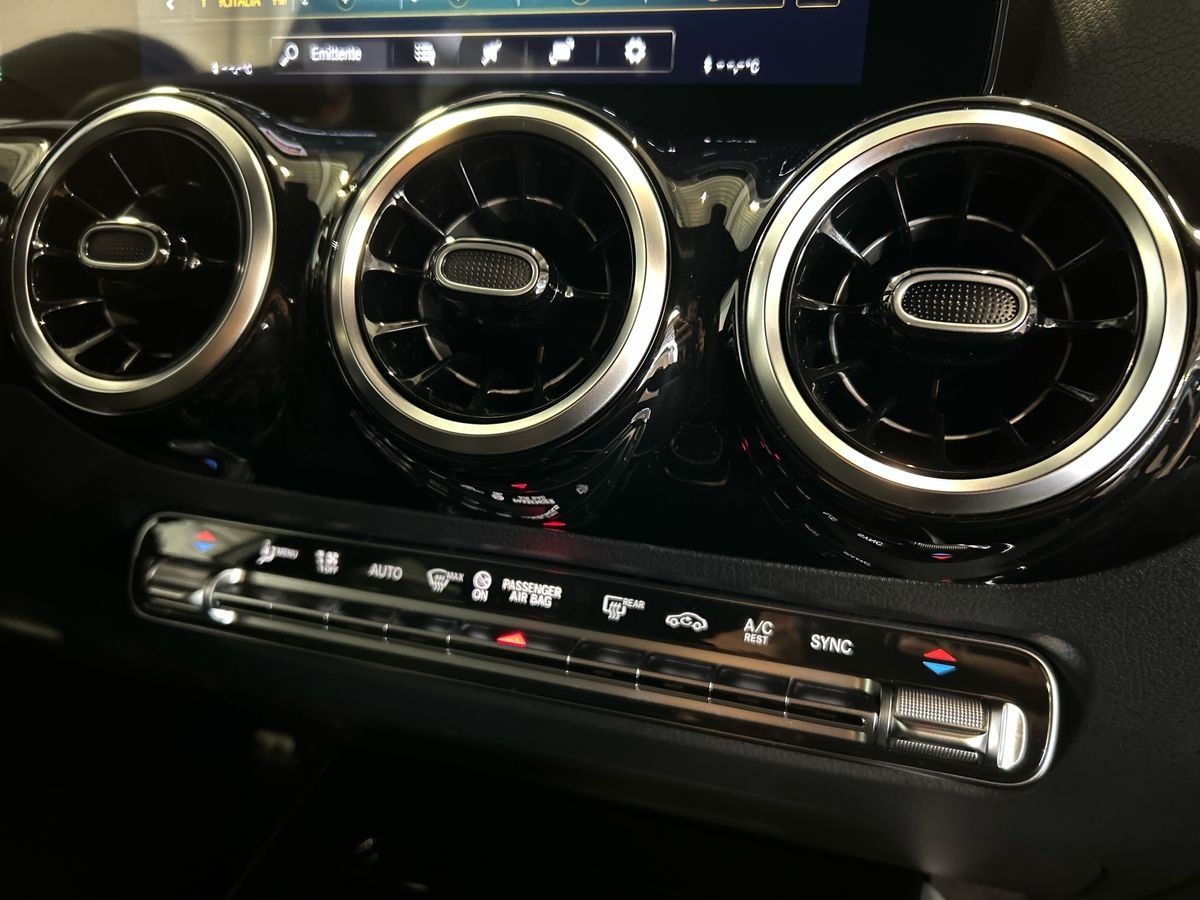 Mercedes GLA GLA 180 D Premium 8G-DCT - 14
