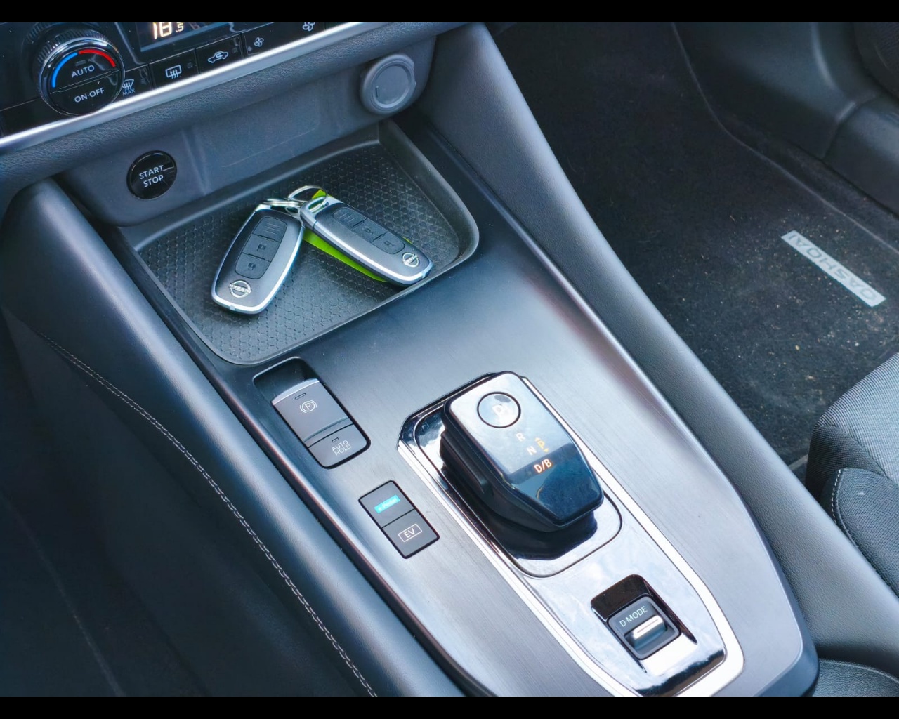 Foto NISSAN Qashqai 1.5 e-power 90th Anniversary 2wd