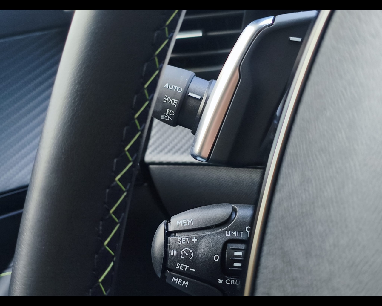 Foto PEUGEOT 208 1.2 hybrid GT 110cv e-dcs 6
