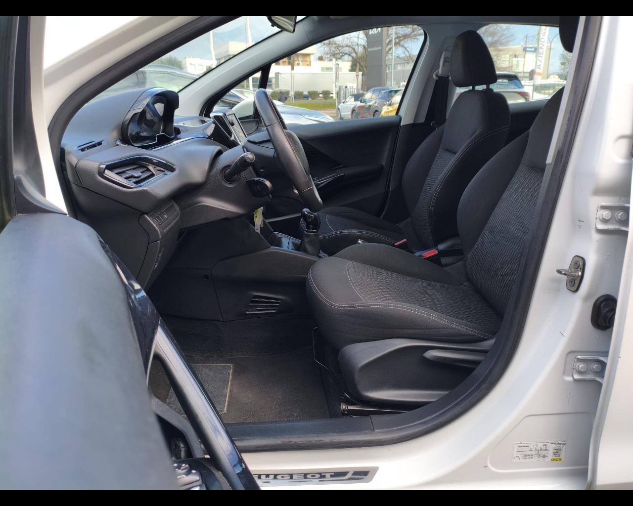 Foto PEUGEOT 208 5p 1.2 puretech Active s&s 82cv neopatentati