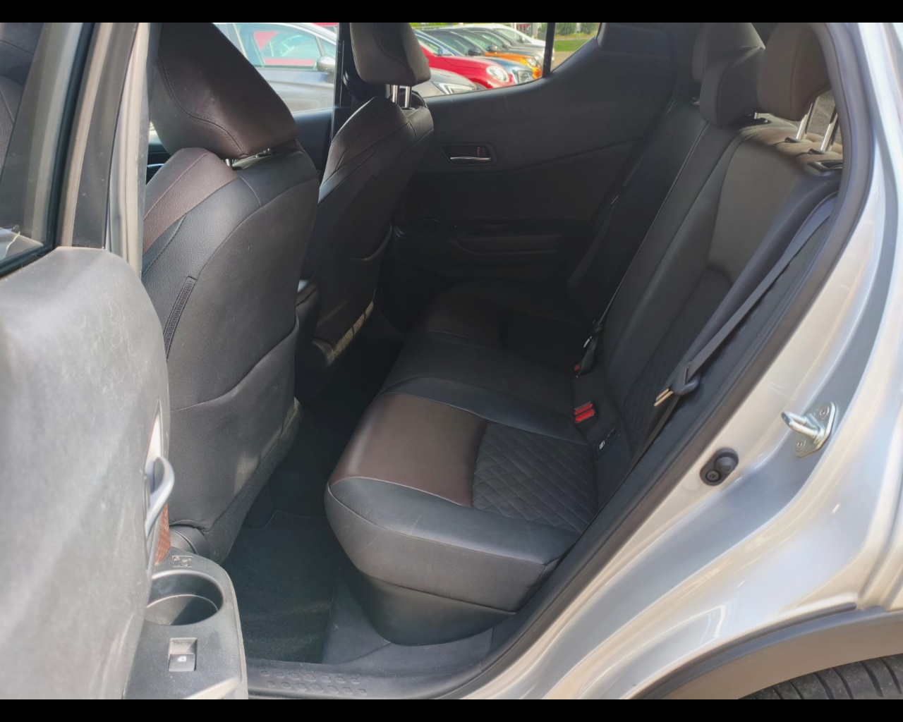 Foto TOYOTA C-HR 1.8h Lounge 2wd e-cvt